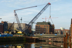 Einhub der Ericusbrücke durch den LR 1750 von Thömen, Oktober 2012