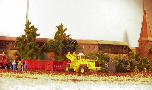 Verladen des Strauchwerks auf bereitgestelte Container