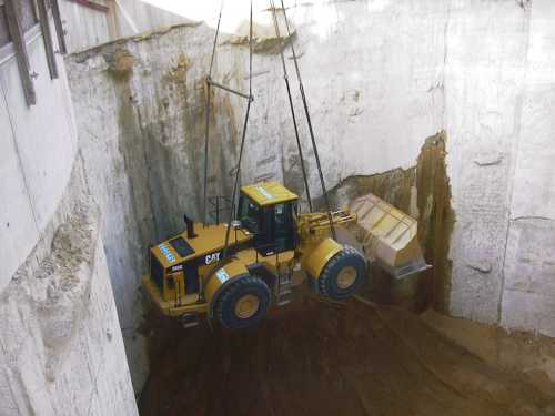 in den Schacht hinunter