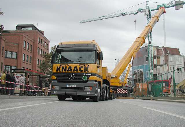 Knaack LTM 1500 hebt einen Findling ... (1)