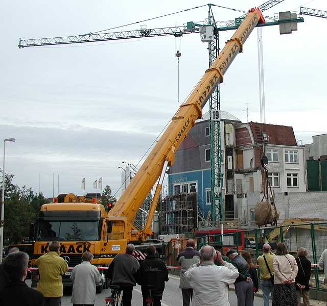 Knaack LTM 1500 hebt einen Findling ... (2)