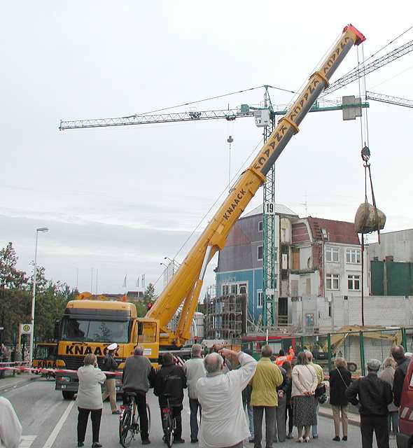 Knaack LTM 1500 hebt einen Findling ... (3)