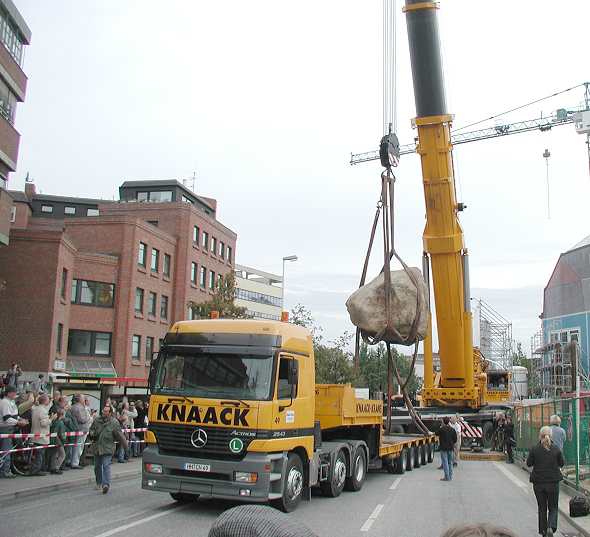 Knaack LTM 1500 hebt einen Findling ... (6)