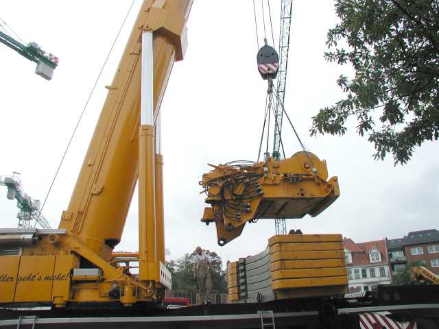 Knaack LTM 1500 hebt einen Findling ... (11)