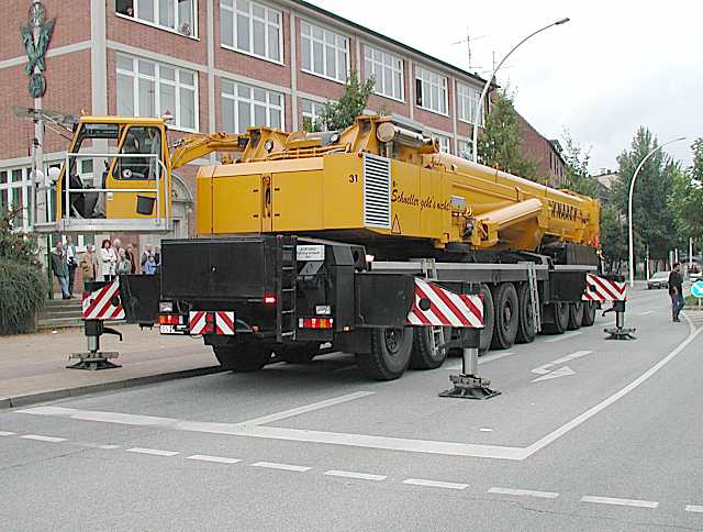 Knaack LTM 1500 hebt einen Findling ... (24)