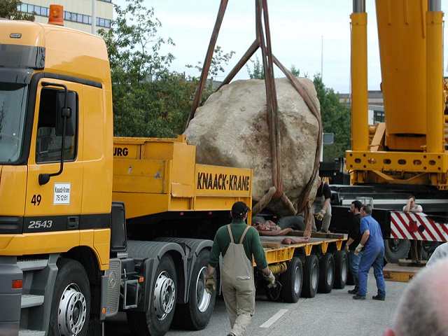 Knaack LTM 1500 hebt einen Findling ... (26c)