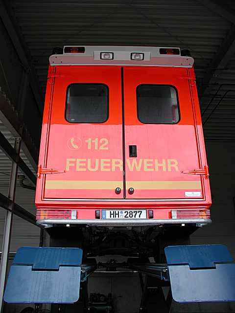 Rettungswagen mit Kofferaufbau (12)