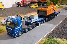 Giebel mit 3/5 Tieflader f�hrt einen Bagger