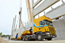 Prangl, Betonteile im Transport und bei der Montage