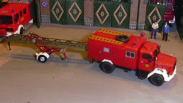 TLF 16 des KATS mit Anhängerleiter 2