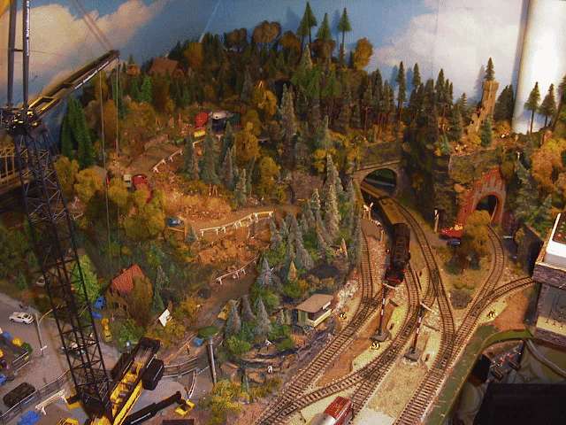 Bahnhofsbereich und Berg auf der rechten Seite