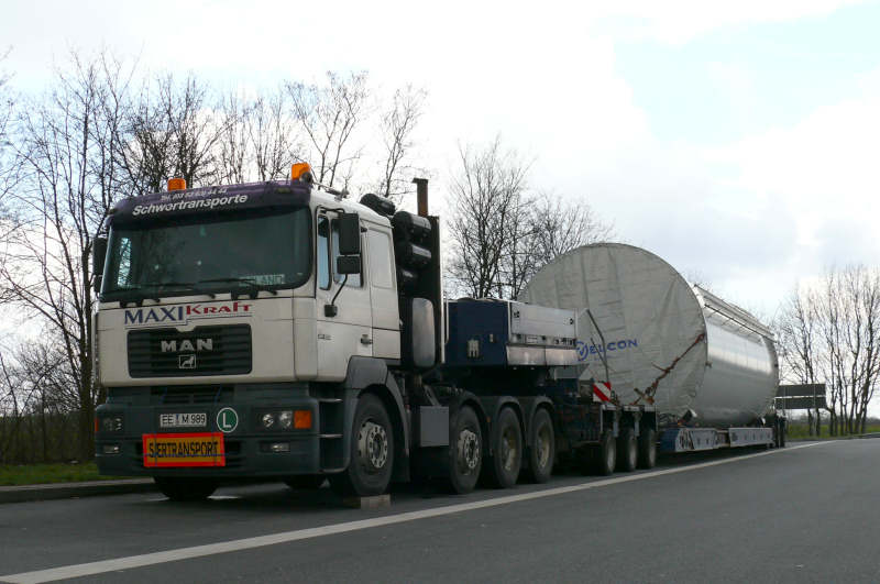Transport eines Windenergie Anlagen Tumteiles, März 2007