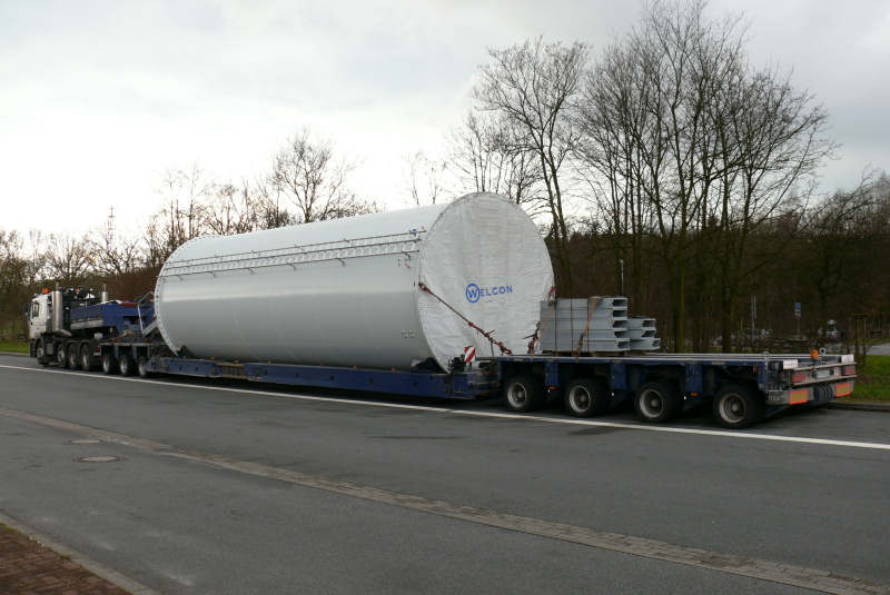 Transport eines Windenergie Anlagen Tumteiles, März 2007