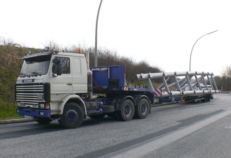 Transport von Teilen für Dachbinder für das Terminal 2 des Hamburger Flughafens