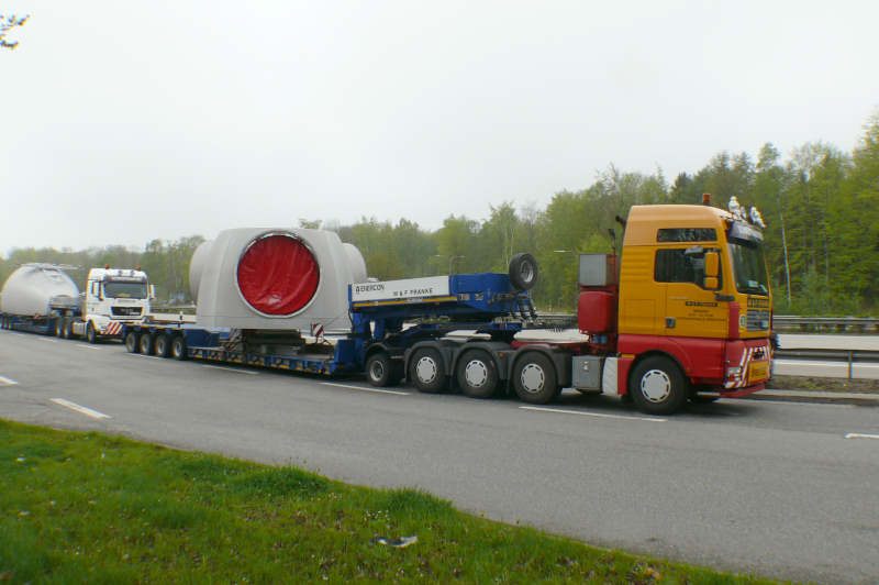 Transport einer Enercon E 82 Nabe, Gewicht 35 t