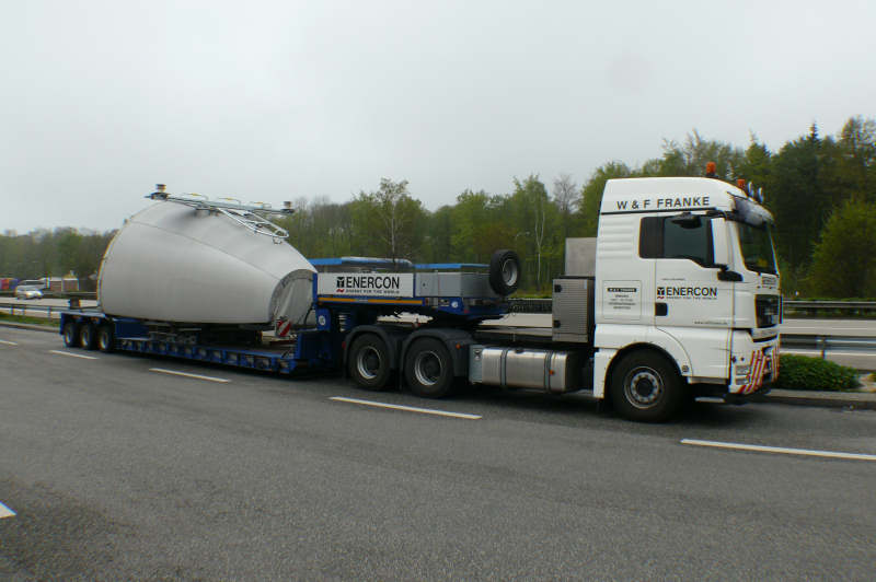 Transport einer Enercon E 82 Maschinenhaus Abdeckung, Gewicht 18 t