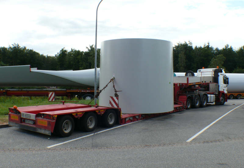 Transport von Betonteilen für einen WEA Betonturm