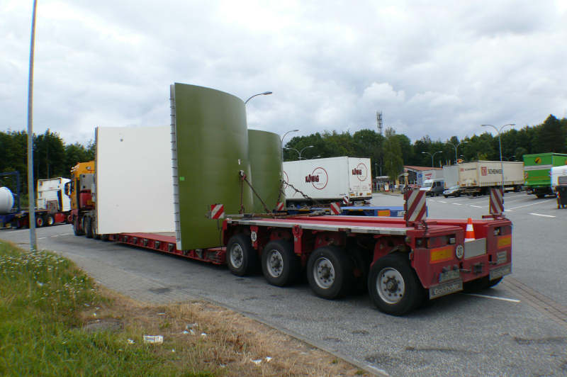 Transport von Betonteilen für einen WEA Betonturm