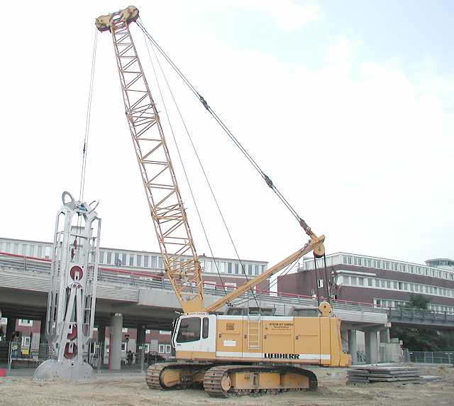 Liebherr Hydroseilbagger mit Schlitzwandgreifer (2)