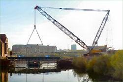 Einhub der Ericusbrücke im Oktober 2011 mit LR 1750 von Thömen