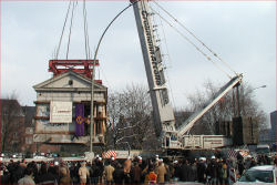 Versetzen eines historischen Wachgebäudes am Millerntor, März 2004.