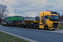 Hackl Spezialtransporte  Volvo FH 05 750 10x4 mit Goldhofer THP  4-6 Sattelroller mit Baggerbr�cke, beladen mit Sennebogen 870 E