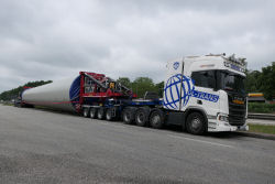 Scania R 660 mit Faymonville 4-7 Flex Max Rohradapterkombination und WEA Turmsektion