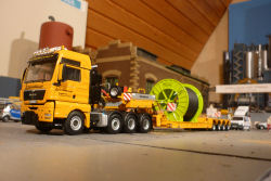 Schmidbauer MAN 41.680 TGX mit kleinem Kabeltrommeltransport in 1/50