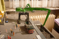 Sennebogen 875 E Umschlagbagger auf raupenmobilen Portal, Januar 2018