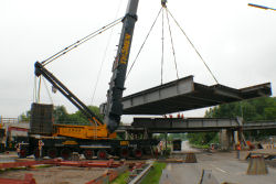 Th�men LTM 1800, Br�ckenhub, 2x 130 t, an der G�terumgehungsbahn Hamburg Ost, Mai 2007.