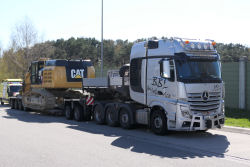 BBL Mietservice MB Actros L 4463 SLT  mit CAT 352 F Abbruchbagger