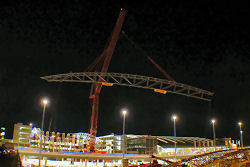 Nolte LG 1750, Einhub von Gitter Fachwerkbindern f�r das neue Einkaufzentrum am Flughafen Hamburg, April 2007
