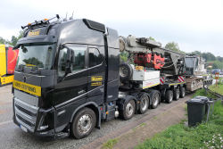 Staas, Volvo FH 05 780 mit Transport eines Delmag RH 30/340 Drehbohrgter�tes von Eiffage
