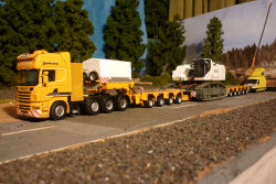 Liebherr R 9150 Transport der Grundmaschine auf gro�er Kombination