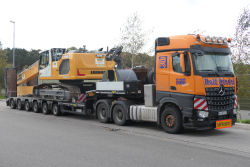 Rolf Riedel MB 3363 Arocs mit Broshuis 6achs Semitieflader und Liebherr R 938 Transport