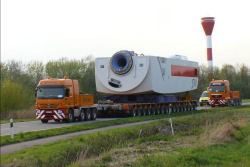 Transport eines Repower 5 M Wka Maschinenhauses zum Elbehafen Brunsbttel, April 2008.