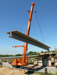 Montage von Brückenbindern an einer Brücke