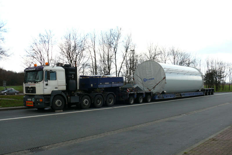 Transport eines Windenergie Anlagen Tumteiles, März 2007