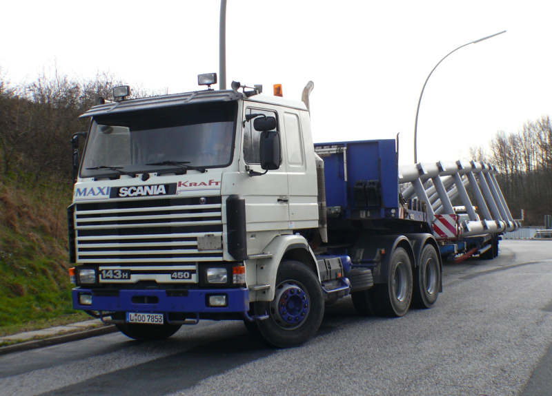 Transport von Teilen für Dachbinder für das Terminal 2 des Hamburger Flughafens