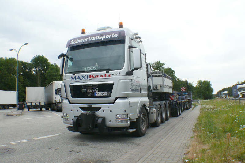 MAN 41.680 TGX mit Goldhofer THP Kombination und verladenem Kesselbett