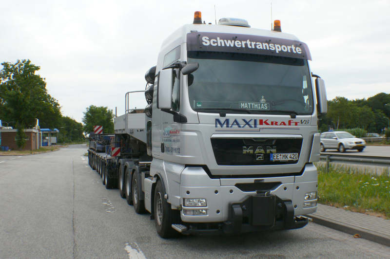 MAN 41.680 TGX mit Goldhofer THP Kombination und verladenem Kesselbett