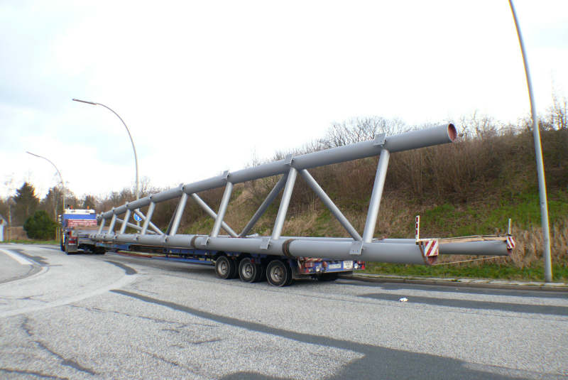 Transport von Teilen für Dachbinder für das Terminal 2 des Hamburger Flughafens