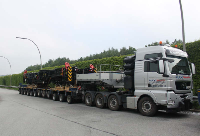 Transport eines Kirow Eisenbahnkran Fahrgestelles