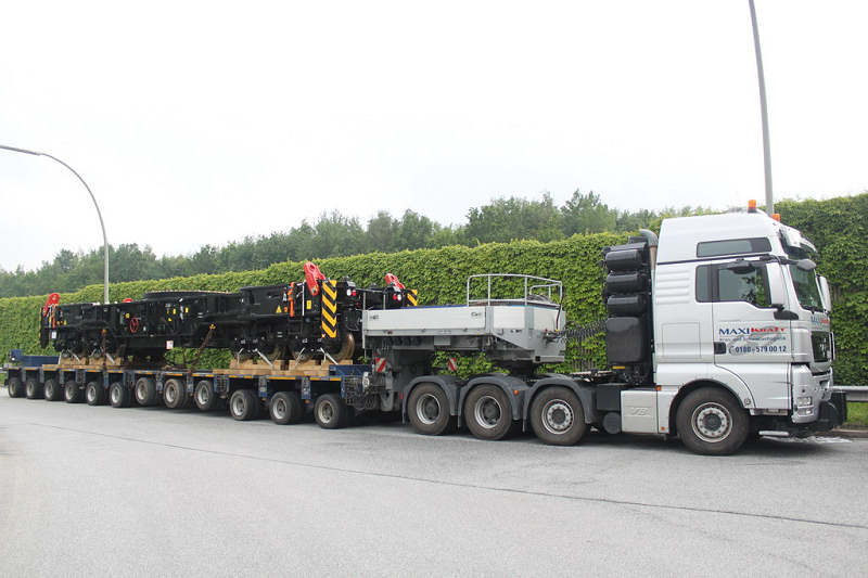 Transport eines Kirow Eisenbahnkran Fahrgestelles